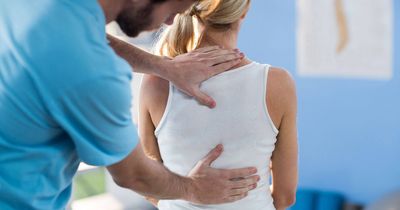 Physiotherapeut untersucht Patienten mit Tumoren an der Wirbelsäule