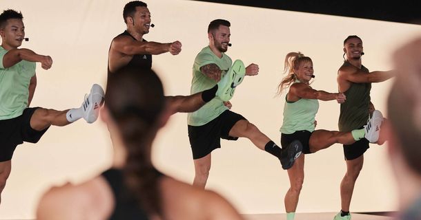Les Mills Instruktoren auf der Bühne geben einen Kurs