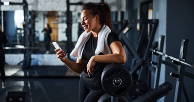 Frau trägt ihre Fitnessaktivität in ihre MySports Rewards App ein