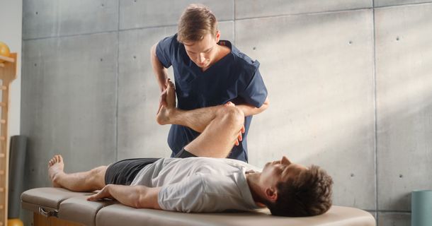 Physiotherapeut behandelt Patient