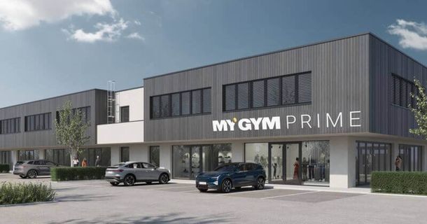 Der neue MYGYM PRIME Standort in Straßwalchen von Außen inklusive Parkplatz