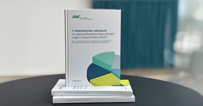 Das Statistische Jahrbuch zur gesundheitsfachberuflichen Lage in Deutschland 2025 hat die Themen Digitale Transformation und Gesundheitsfachberufe im Wandel