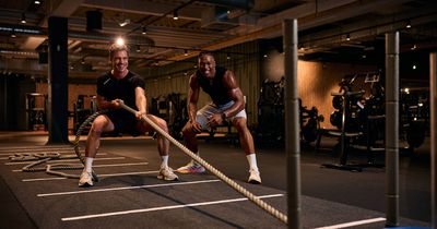 Zwei Sportler beim Schlittenziehen