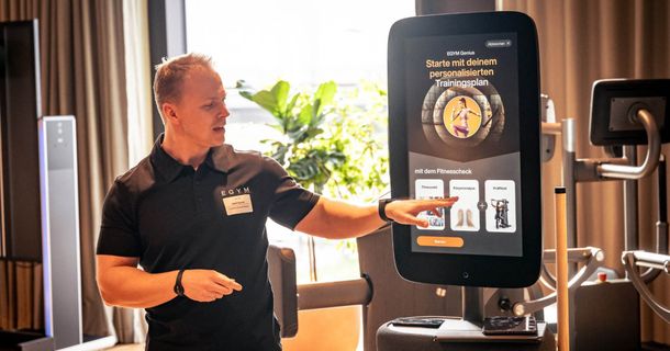 EGYM-Mitarbeiter erklärt am EGYM Hub 
