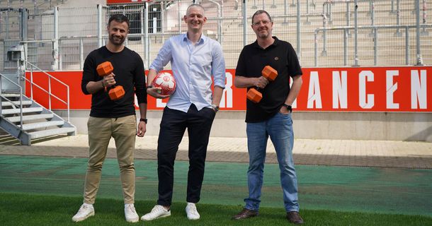 Alexander Rang, Vorstandsmitglied von Rot-Weiss Essen, Markus Vancraeyenest, CEO der FitX Holding SE, Tani Capitain, ESSENER CHANCEN-Geschäftsführer (v. l. )