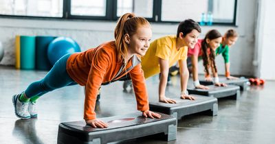 Kinder in Liegestützposition