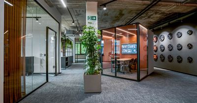 Neuer kleiner Meetingraum in der Essener FitX-Zentrale FitX präsentiert renoviertes Headquarter in Essen: Moderne Arbeitswelten auf drei Etagen