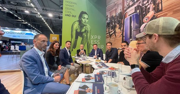 Hashtag Fitnessindustrie ist auf der FIBO vertreten. In diesem Jahr mit vier Veranstaltungen, unter anderem wieder mit einer Karrieretour, wobei Unternehmen Arbeitsmöglichkeiten vorstellen. 