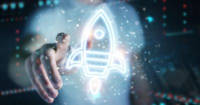 Leuchtende Rakete die vor einem ausgestrecktem Finger schwebt