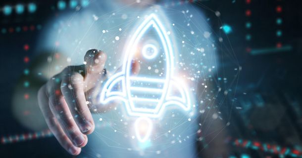 Leuchtende Rakete die vor einem ausgestrecktem Finger schwebt