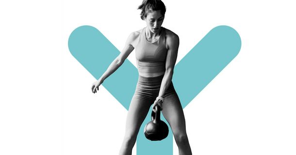 Frau hebt Kettle-Bell vor einem türkisfarbenen Ypsilon