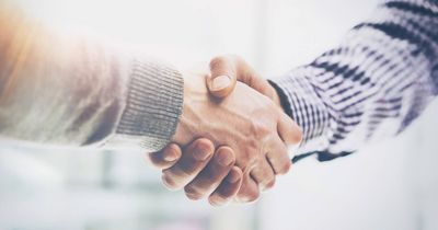 Handschlag zwischen Vertretern des IFK e.V. und Noventi zur Besiegelung der Kooperation