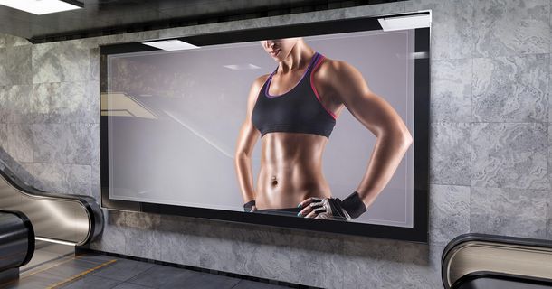 Plakat mit Frau im Top und mit trainiertem Bauch