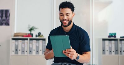 Physiotherapeut füllt am Tablet die Umfrage zum Stimmungsbild in der Heilmittelbranche aus