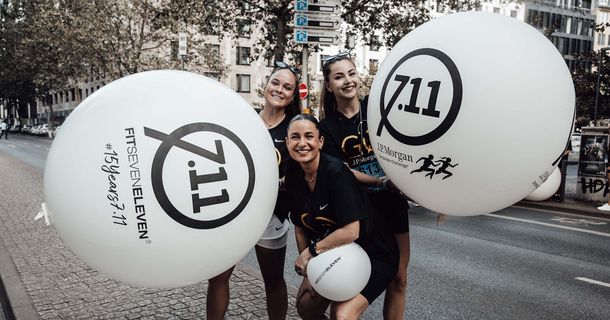 Teilnehmer des J. P Morgan Firmenlauf mit gebrandeten Luftballons von FITSEVENELEVEN