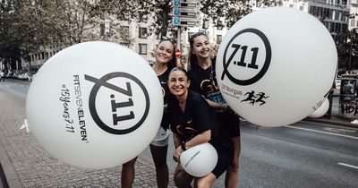 Teilnehmer des J. P Morgan Firmenlauf mit gebrandeten Luftballons von FITSEVENELEVEN