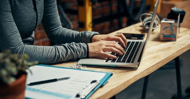 Fitnessstudioleiter arbeitet am Laptop