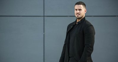 Philipp Kontzler im schwatzen Oberteil, lächelt