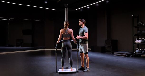 Fitnessstudiomitglied auf der seca TRU
