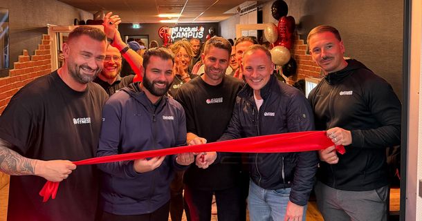 Durchschneiden des roten Bandes bei der Eröffnung des all inclusive Fitness Campus in Hürth