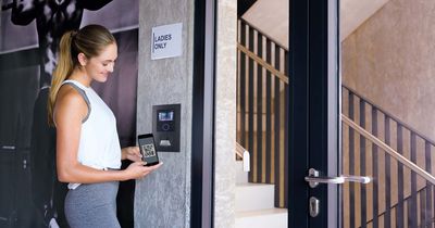Fitnessstudiomitglied beim Check-In in den Ladies-Bereich