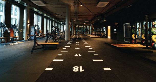 Trainingsfläche im neuen Müncher ELBGYM, im Vordergrund Kunstrasenfläche