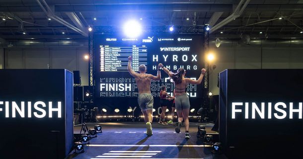 Zieleinlauf von einem Mann und einer Frau beim HYROX