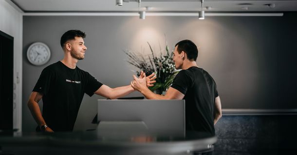 Zwei Physiotherapeuten der Physio Family Koblenz