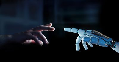 Menschenhand und Roboterhand kommen aufeinander zu