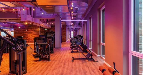 Rot-Rosa Licht auf der Trainingsfläche eines Fitnessstudios