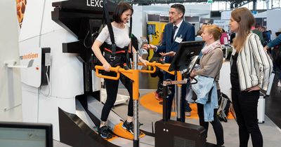 Patientin mit neurologischer Erkrankung übt das Laufen mit einem Gehroboter