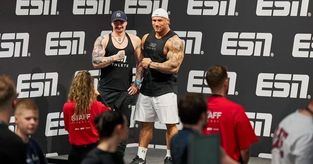 Zwei Bodybuilder auf der Bühne der FIBO