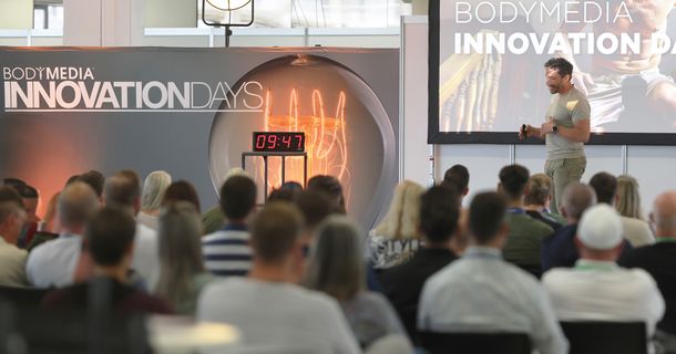 Der milon-CEO Wolf Harwath auf der Vortragsbühne der BODYMEDIA Innovation Days 2024 in Hamburg