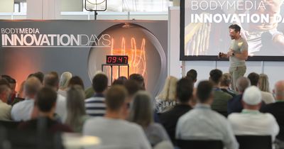 Der milon-CEO Wolf Harwath auf der Vortragsbühne der BODYMEDIA Innovation Days 2024 in Hamburg