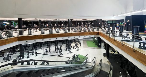Das Fitnesstudio Kraftwerk, doppelstöckig mit einer großen Vielzahl an Fitnessgeräten.