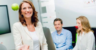 Mitarbeiter im Büro freuen sich über ihre Gesundheit