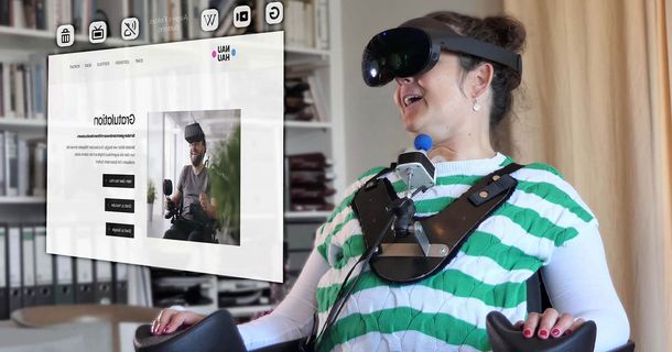 Eine Frau im Rollstuhl testet den Voicesurfer