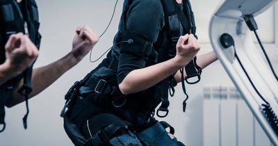 Close-up: Frauen machen Kniebeuge bei EMS-Training 