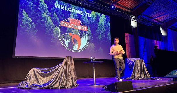 Am 21. und 22. November 2025 fand five fasziniert in den Donauhallen in Donaueschingen statt. Neben unterschiedlichen Vorträgen u. a. von Wolfgang Packi zur Biokinematik und Boris Grundl, der Lust auf Verantwortung bei den anwesenden Unternehmern weckte, wurden den rund 300 Gäste auch zwei Geräte der neuen Geräteserie five next präsentiert. 