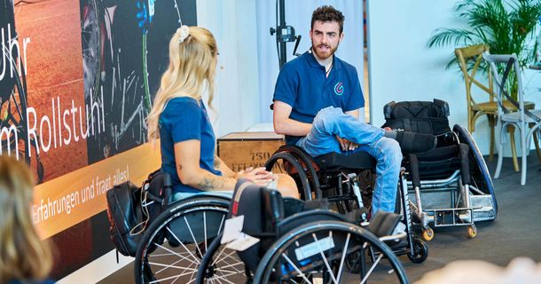 Zwei Rollstuhlfahrer sprechen auf der Rehab über Inklusion