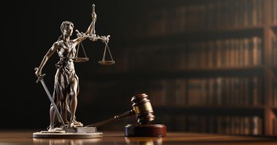 Statue der Justitia und ein Hammer