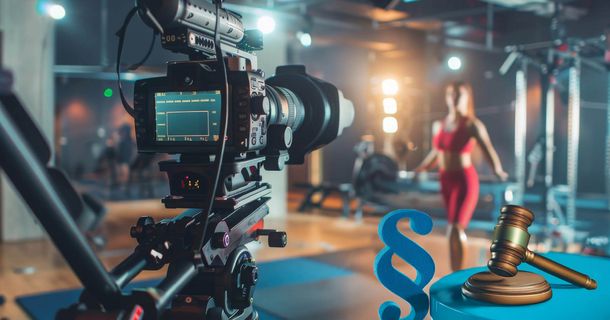Kamera die Frau im Fitnessstudio filmt