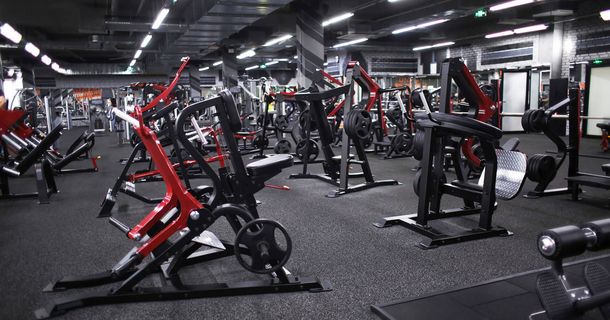Plate loaded Maschinen in einem Fitnesscenter