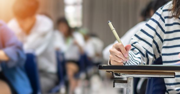 Physiotherapie-Auszubildende sitzen am Schreibtisch und lernen