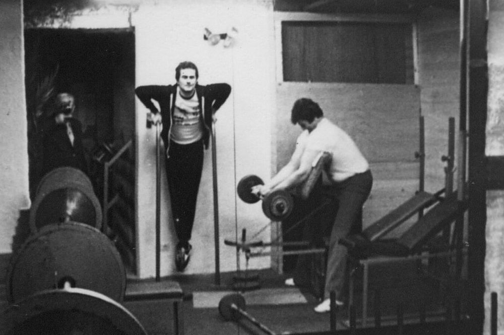 Schwarzweißbild von dem ersten Fitnessstudio der Unternehmensgruppe Pfitzenmeier 1978