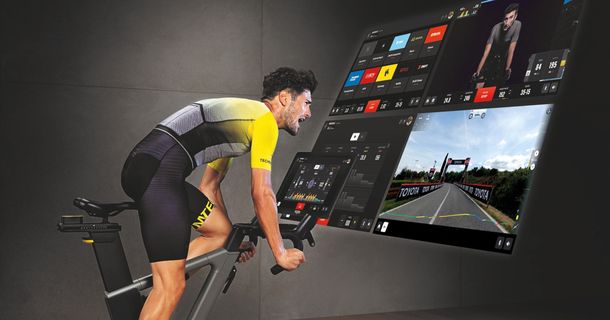 Sportler auf einem Fahrrad beim Technogym-Training