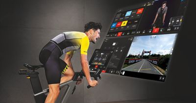 Sportler auf einem Fahrrad beim Technogym-Training
