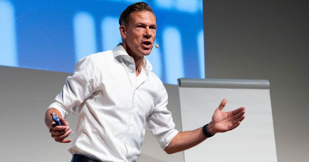  Erik Meijer, ehemaliger niederländischer Fußballprofi und heutiger Sky-Fußball-Experte, bei einem Vortrag