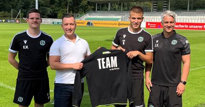 Der U19-Spieler Joao Tomás De Sousa Moreira Cruz von Hannover 96 hat seine duale Ausbildung bei EASYFITNESS gestartet. Die Kooperation zwischen der Fitnesskette und dem Fußballclub ermöglicht es, Sport und Berufsausbildung erfolgreich zu vereinen.