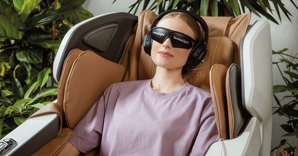 Frau enstpannt mit brainLight